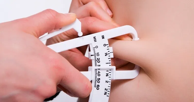 Evaluación corporal con bioimpedancia avanzada para medir grasa, músculo y agua en el organismo