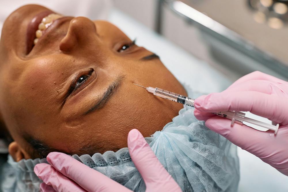 Toxina botulínica para rejuvenecimiento facial sin cirugía, corrigiendo arrugas finas y mejorando apariencia del rostro