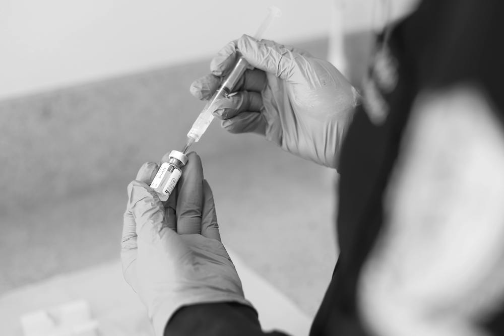 Procedimiento con botox para atenuar líneas de expresión, ofreciendo piel más lisa y descansada de forma segura
