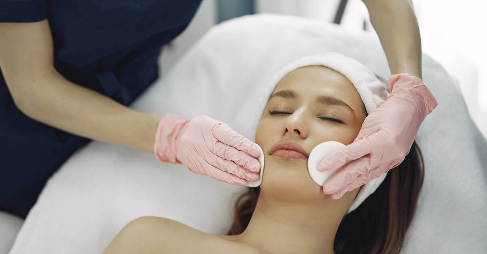 Higiene facial avanzada con combinación de técnicas para una piel sana y luminosa