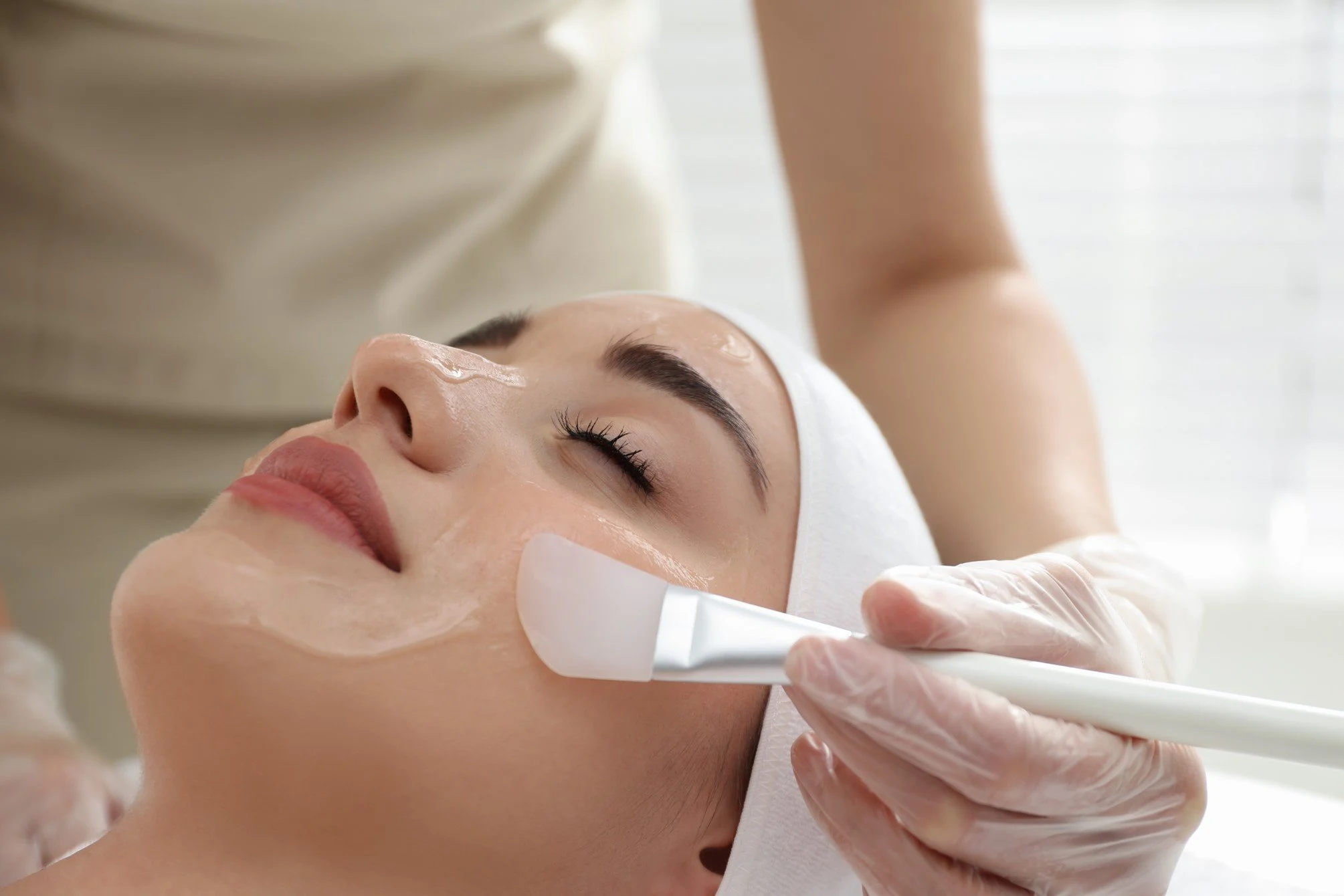 Renovación facial con peeling de ácidos combinados para piel más suave, uniforme y saludable