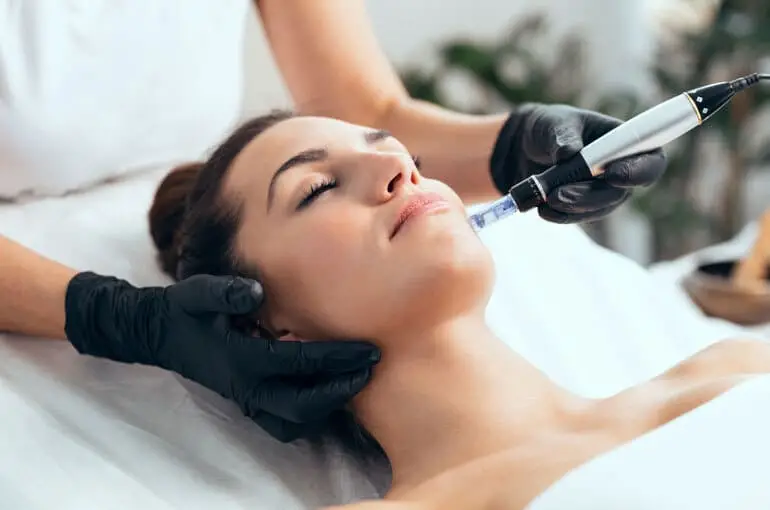 Tratamiento rejuvenecedor facial completo con hidratación profunda y estimulación de colágeno