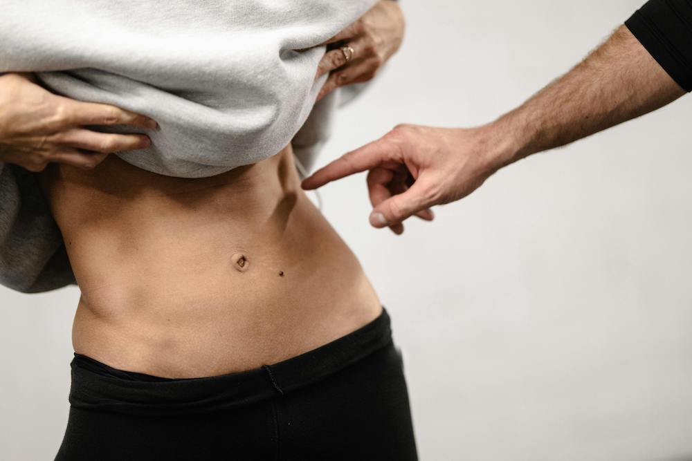 Cuidados postoperatorios avanzados orientados a disminuir edema, suavizar irregularidades y apoyar cicatrización guiada tras lipoescultura